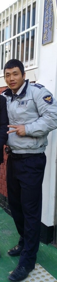 ▲ 영등포 역전파출소 앞은 전국 각지에서 올라오는 청년들이 박성용 경사와 함께 사진을 찍는 '포토존'이나 다름 없었다. ⓒ뉴데일리 김태민 기자