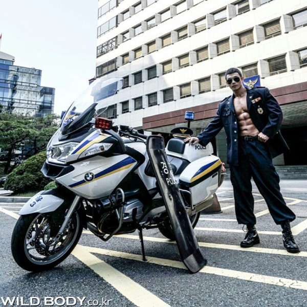 ▲ 박성용 경사는 세계 유명 월간 헬스잡지 ‘머슬맥(Muslce Mag)’의 12월호 표지모델이 되기도 했다. ⓒ wildbody.co.kr
