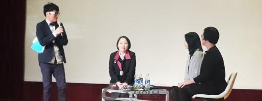 ▲ 19일 오후 서울 종로구 조계사 전통문화예술공연장에서 열린‘신은미&황선 전국 순회 토크 문화 콘서트’에서 연사들이 자신의 방북 경험에 대해 얘기 나누고 있다. 이들은 북한 권력 승계나 인권 상황에 대한 언급 없이 북한을 발전한 사회로만 묘사했다. 왼쪽부터 진행자, 깜짝 게스트로 나온 새정치민주연합 임수경 의원, 재미교포 신은미씨, 전 민주노동당 부대변인 황선씨. ⓒ 조선닷컴