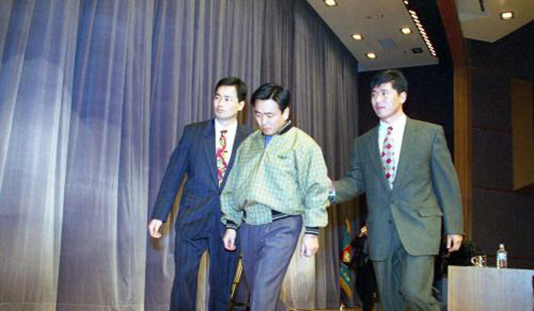 ▲ 1995년 충남 부여에서 군경과의 총격전 끝에 체포된 김동식 씨가 기자회견 후 안기부 요원들과 함께 나가는 모습. ⓒ정부 역사자료실 사진