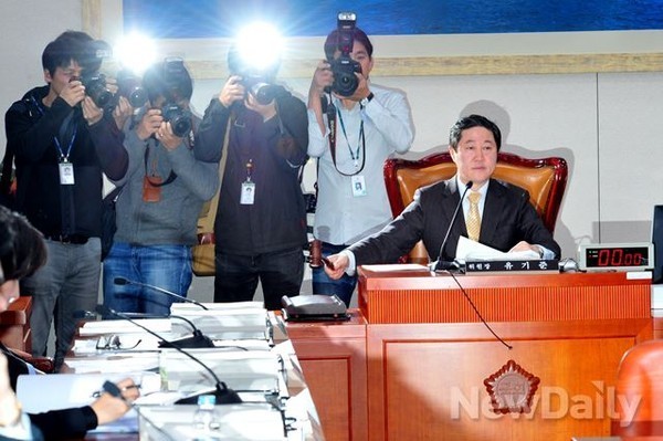 ▲ 유기준 국회 외교통일위원회 위원장이 13일 오후 여의도 국회에서 열린 외교통일위원회 전체회의에서 한-호주FTA비준동의안 의결 처리하며 의사봉을 두드리고 있다.ⓒ뉴데일리 이종현 기자