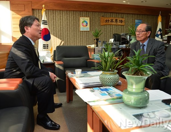 ▲ ▲배재고 김용복 교장(왼쪽)과 인보길 뉴데일리 회장(오른쪽)이 자사고 문제와 관련한 대담을 나누고 있다. ⓒ뉴데일리 정상윤 사진기자