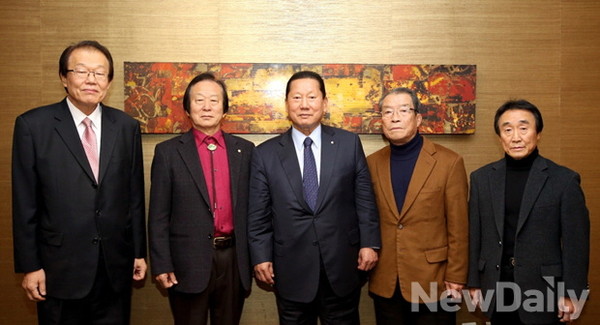 ▲ 왼쪽부터 장호성 협회 부회장, 이석삼 동우회장, 김정행 대한체육회장, 안광열 최고원로, 고윤길 동우회 사무총장.ⓒ대한체육회