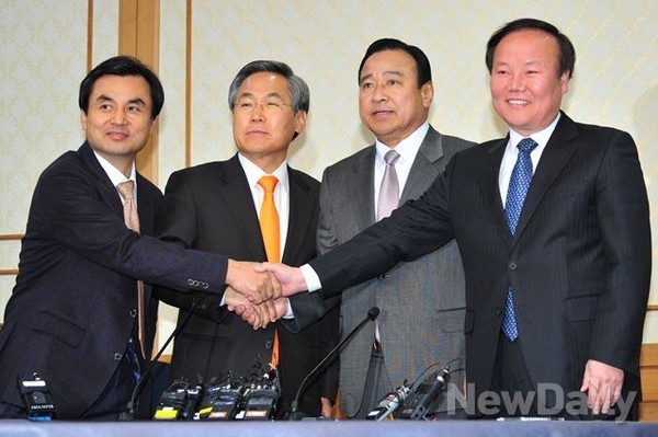 ▲ 새누리당 이완구·새정치민주연합 우윤근 원내대표 등 여야 원내 지도부가 지난 18일 국회에서 열린 여야 원내대표 주례회동에서 취재진에게 포즈를 취하고 있다. 왼쪽부터 새정치민주연합 안규백 원내수석부대표, 새정치민주연합 우윤근 원내대표, 새누리당 이완구 원내대표, 새누리당 김재원 원내수석부대표. ⓒ뉴데일리 이종현 기자