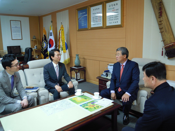 ▲ 고령군이 ‘작은기부, 사랑의 시작입니다’ 라는 슬로건 아래 ‘희망 2015 나눔캠페인’을 시작하고 있는 가운데  경북사회복지공동모금회 관계자들이 고령군을 방문해 곽용환 군수와 이야기를 나누고 있다.ⓒ고령군 제공