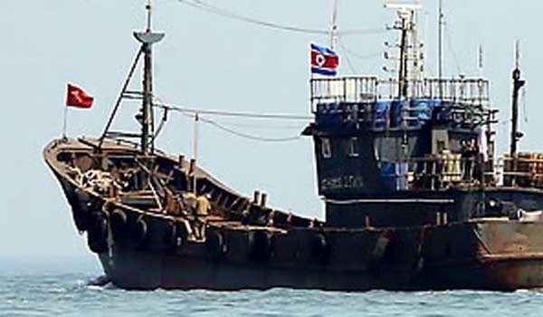 ▲ 북한 어선이 조업하는 모습. 북한 어선들은 김정은의 어설픈 정책 때문에 목숨을 걸고 고기잡이를 한다. ⓒ뉴데일리 DB