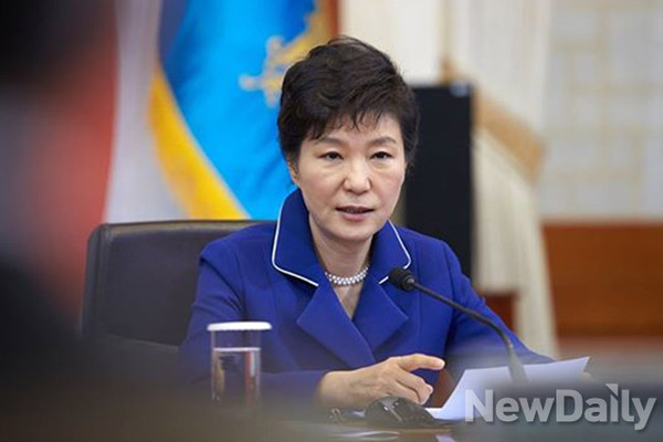 ▲ 박근혜 대통령이 25일 국무회의를 주재하며 규제 개혁에 대해 강조하고 있다. ⓒ청와대 제공