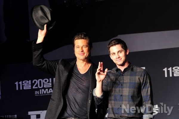 ▲ 헐리우드 배우 '브래드 피트'와 '로건 레먼'이 지난 13일 오전 여의도 콘래드 서울 그랜드 볼룸에서 열린 영화 '퓨리'(감독 데이비드 에이어) 기자회견에 참석해 포즈를 취하고 있다.ⓒ이종현 사진기자