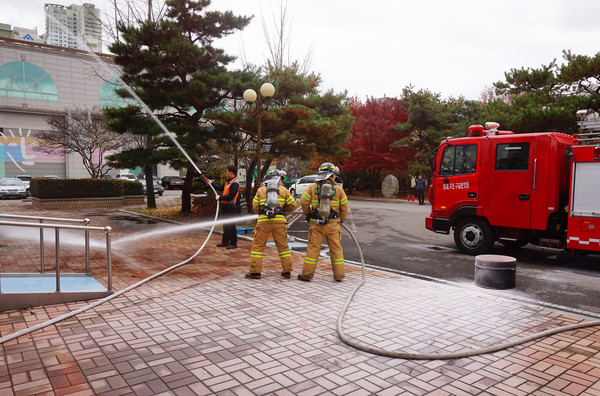 ▲ 한전 대구경북본부가 25일 본부 사옥에서 침산 119 소방센터와 합동으로 소방훈련을 실시했다.ⓒ한전 대구경북본부 제공