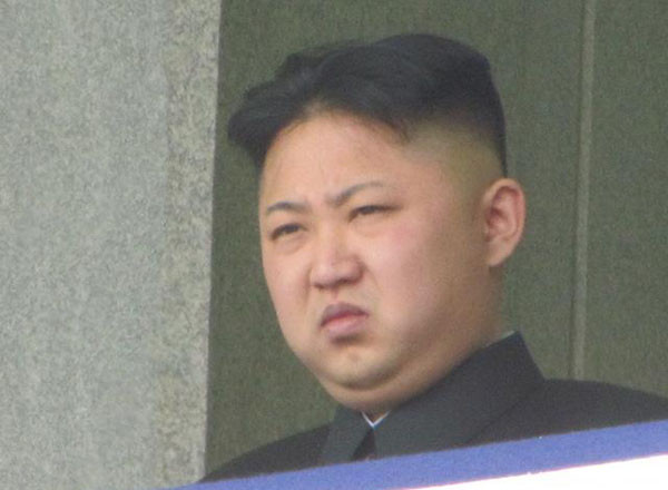 "하, 왜 내 말을 안 들어주는 거야…." 북한 주민들을 바라보며 시무룩해진 김정은. ⓒ北선전매체 보도화면 캡쳐