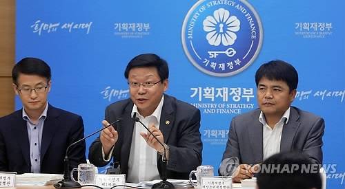 ▲ 세법개정안에 대해 설명하는 주형환 기재부 제1차관 ⓒ