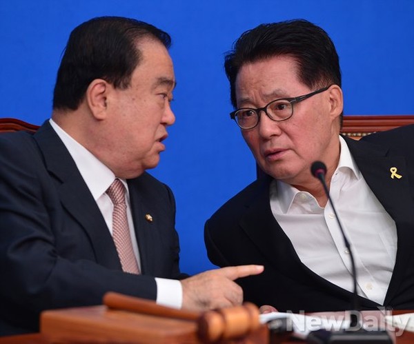 ▲ 새정치민주연합 박지원 비상대책위원(사진 오른쪽). ⓒ뉴데일리 정상윤 기자