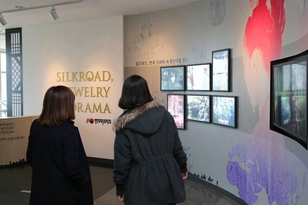▲ 경주세계문화엑스포는 고구려, 고려, 조선 등 시대별 전시관 외에 ‘한류드라마 역사관’도 마련했다. 1990년대부터 현재까지 실크로드 지역에 번진 한류드라마의 역사를 소개한다. ⓒ경주엑스포 제공
