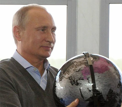 ▲ 지구본을 손에 든 푸틴. 그는 지난 9월에는 "2주면 우크라이나를 쓸어버릴 수 있다"는 발언을 하기도 했다. ⓒ우크라이나 사태 당시 채널A 보도화면 캡쳐