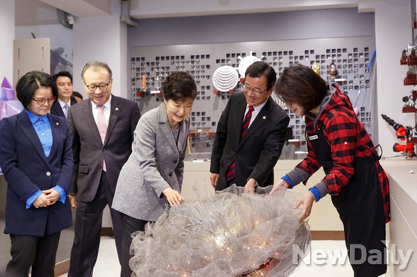 ▲ 박근혜 대통령이 21일 문래동 소공인특화지원센터를 방문해 새누리당 이현재 의원, 새정치민주연합 전순옥 의원과 전시 예술품인 철 연꽃을 관람하고 있다. ⓒ청와대 제공
