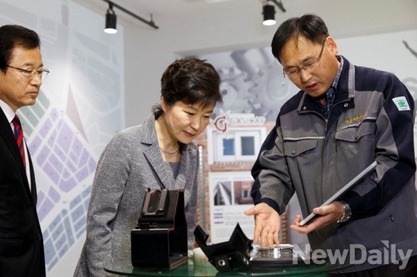 ▲ 박근혜 대통령이 21일 서울 영등포구 ‘문래 소공인특화지원센터’ 개소식에 참석, 전시장을 둘러보고 있다. ⓒ청와대 제공