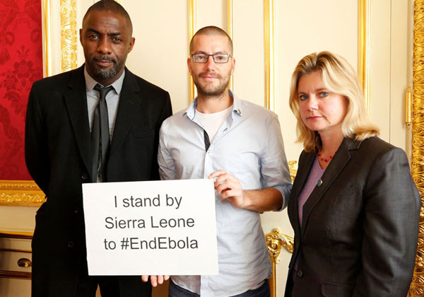 ▲ 배우 이드리스 엘바, 에볼라에 감염됐다 완쾌된 간호사 윌 풀리, 저스틴 그리닝 英국제개발부 장관이 '에볼라 저지'라고 적힌 종이를 들고 포즈를 취했다. 현재 서아프리카 3개국(시에라리온, 기니, 라이베리아)에서는 미국, 영국, 중국, 프랑스 등이 에볼라 대응에 적극 나서고 있다. ⓒ英정부 홈페이지