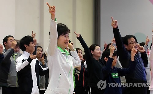 ▲ 박근혜 대통령이 26일 오후 서울 송파구 올림픽공원 올림픽체조경기장을 방문, 시민들과 함께 생활체조 '늘품 건강체조'를 배워보고 있다. ⓒ연합뉴스