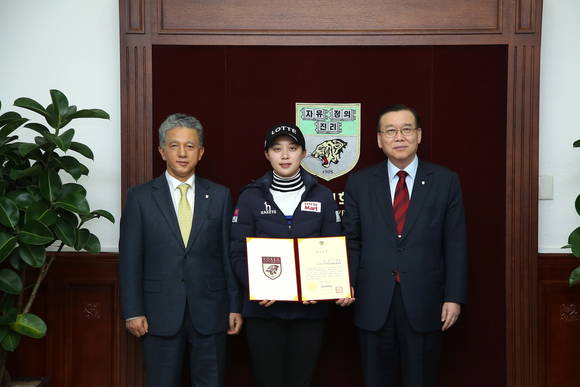 ▲ 김우경 고려대 의무부총장 겸 고려대의료원장(좌), 김효주 선수(중), 김병철 고려대 총장(우)ⓒ고려대학교