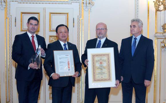 ▲ 왼쪽부터 체코 산업통상부 차관 이르지 하블리첵(Jiri Havlicek), 현대차 체코공장 법인장 최동우 전무, 현대차 체코공장 페뜨르 바넥(Petr Vanek) 이사, 체코 상원의장 밀란 슈테흐(Milan Stech)가 시상식 후 기념촬영을 하고 있다. ⓒ현대차