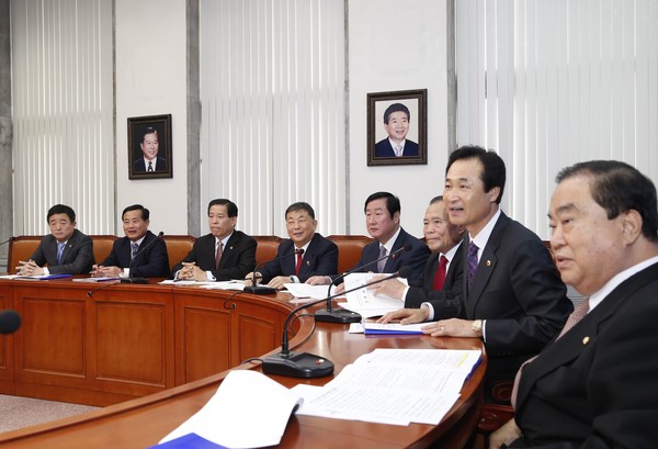 ▲ 이동희 전국시도의회의장협의회 회장(오른쪽 두번째)이 27일 문희상 새정치민주연합 비대위원장을 만나 간담회를 갖고 의견을 교환했다.ⓒ대구시의회 제공