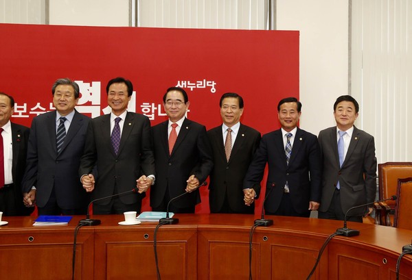 ▲ 이동희 전국시도의회의장협의회 회장과 장대진 경북도의회 의장(오른쪽 두번째) 등이 새누리당 김문수 대표를 만나 지방자치발전 등에 대한 논의를 했다.ⓒ경북도의회 제공