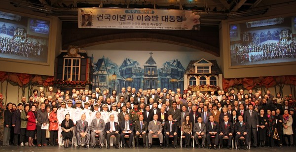 ▲ 뉴욕 프라미스교회서 열린 '건국절 제정 촉구대회'에 참헉한 교포 대표들.