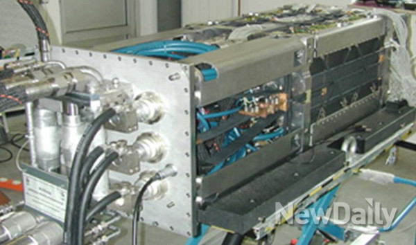 ▲ 장보고II 214급 잠수함에 탑재된 120KW급 연료전지.ⓒ방사청