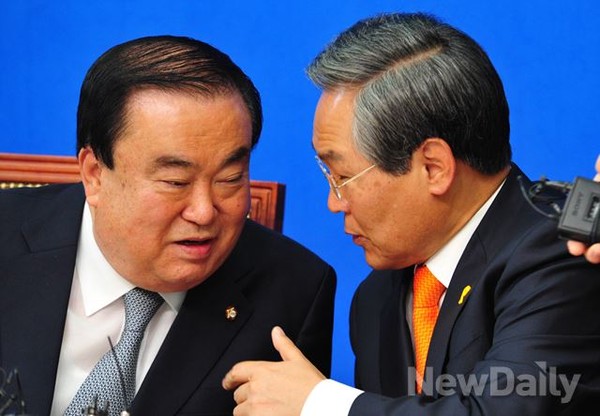 ▲ 새정치민주연합 문희상 비상대책위원장(사진 왼쪽)과 우윤근 원내대표. ⓒ뉴데일리 이종현 기자