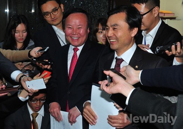 ▲ 새누리당 김재원 원내수석부대표(사진 왼쪽)와 새정치민주연합 안규백 원내수석부대표. ⓒ뉴데일리 이종현 기자