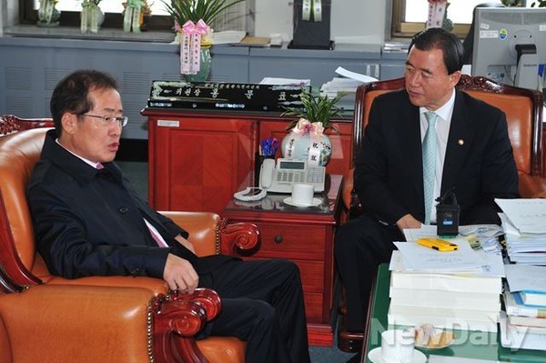 ▲ 국회 예결위의 예산안 심사가 파행 하루만에 정상화됐다. 사진은 홍문표 예결위원장(사진 오른쪽). ⓒ뉴데일리 이종현 기자