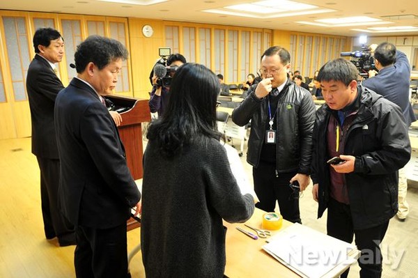 ▲ 27일 의원회관 제3세미나실에서 6개 지역위원장 경선 결과 발표가 진행된 가운데, 밀봉된 경선 결과 보고서를 확인하고 있는 후보 참관인을 새정치민주연합 신기남 중앙당 선거관리위원장과 김경협 간사가 바라보고 있다. ⓒ뉴데일리 이종현 기자