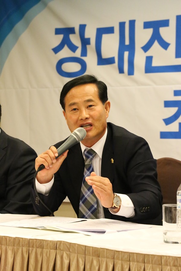 ▲ 장대진 경북도의회 의장이 28일 아시아포럼21 토론회에서 지방자치법 개정을 강력히 추진할 뜻임을 밝히고 있다.ⓒ아시아포럼21 제공