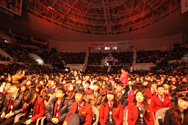 ▲ 수험생과 함께하는 ‘LG사랑나눔 Happy Day’ 행사에서 학교별로 출연한 학생들이 열띤 장기자랑을 펼치고 있다.ⓒ구미시 제공