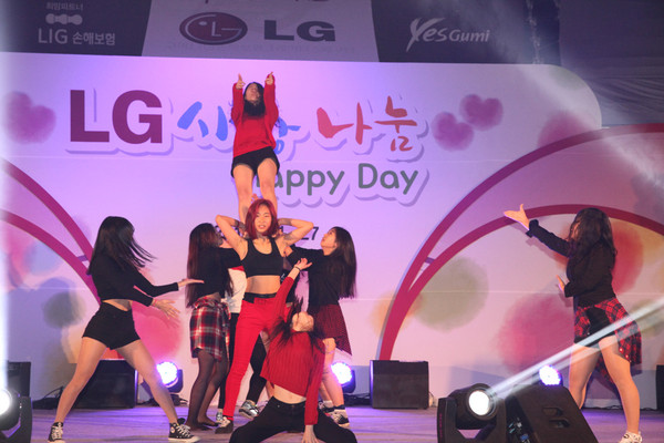 ▲ 각 학교별 장기자랑에서는 총 10여개 학교가 참여해 열띤 경연 및 응원전이 펼쳐 행사장 분위기를 후끈하게 달궜다.ⓒ구미시 제공