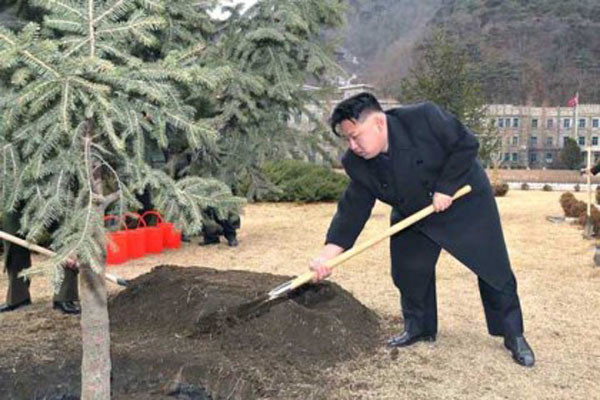 "고모부, 잠깐 나와봐요. 물어볼 게 있는데…." 삽질하는 김정은. 김정은의 계속되는 '삽질'로 북한 주민은 물론 당간부들조차 그를 사기꾼이라고 조롱하고 있다. ⓒ北선전매체 보도화면 캡쳐.