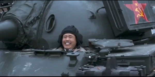▲ 영화 '인터뷰' 예고편 가운데 한 장면. 김정은이 구식 탱크에 탔던 장면을 패러디했다. ⓒ유튜브 예고편 캡쳐