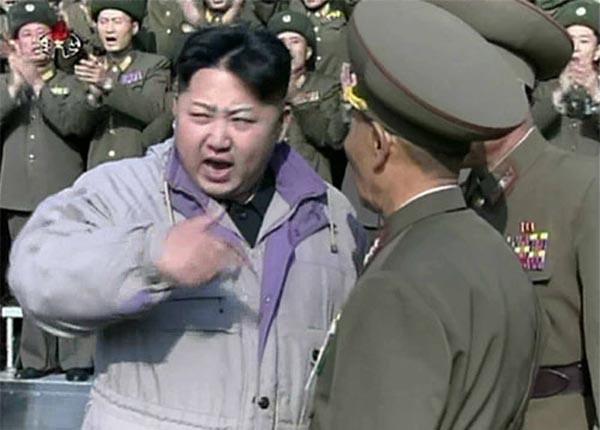 ▲ "빼애애애액~! 그 X깨들 잡아와서 당장 죽여버려! 죽여!" 부하들에게 화를 내는 김정은. 영화 '인터뷰' 때문에 피가 거꾸로 솟을 것이다. ⓒ北선전매체 보도화면 캡쳐.