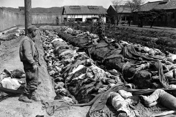 ▲ 2010년 9월, 북한 인민군은 퇴각하면서 대전교도소에 수감했던 애국지사들과 민간인들 수백여 명을 학살했다. 이를 목격한 美종군기자가 넋을 잃고 시신을 바라보고 있다. ⓒ美정부기록