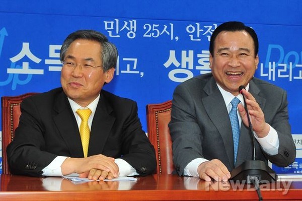 새누리당 이완구 원내대표(오른쪽)과 새정치연합 우윤근 원내대표가 나란히 앉아 웃고 있다. ⓒ뉴데일리 이종현 기자