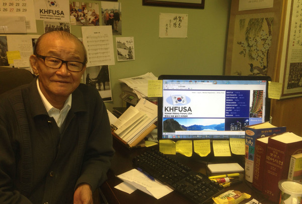 ▲ '한국사 바로 알리기 운동본부' 홈페이지 KHFUSA 앞에서 최응표 고문ⓒ뉴데일리