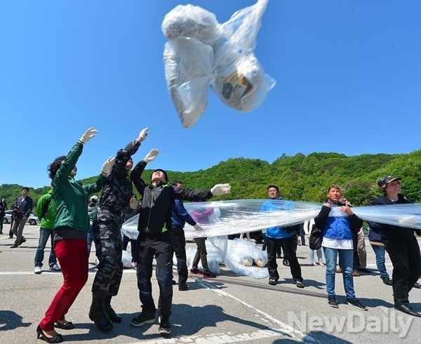 '대북전단'을 날리고 있는 자유북한운동연합 회원들. ⓒ 뉴데일리DB