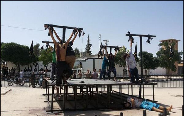ISIS가 트위터에 자랑하려고 올린 사진. 이라크 북부의 기독교도들을 십자가에 매달아 살해했다. ⓒISIS 선전용 트위터 캡쳐