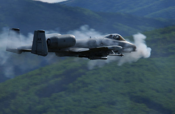 ▲ 미국이 이라크와 시리아의 ISIS 점령지 공습에 투입하기로 한 A-10 Ⅱ 워호그. 훈련 중 30mm 구경 GAU-8 개틀링 기관포를 쏘는 모습이다. ⓒ위키피디아 공개사진