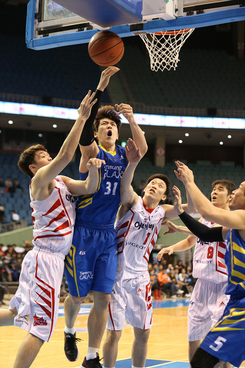 ▲ 서울 삼성 썬더스의 김준일 선수.ⓒ프로농구연맹