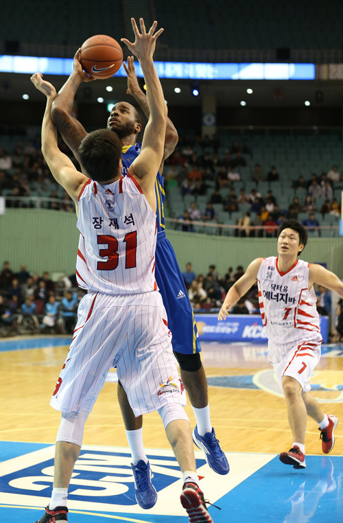 ▲ 서울 삼성 썬더스의 외국인 선수, 리오 라이온스를 막고 있는 고양 오리온스의 장재석 선수.ⓒ프로농구연맹