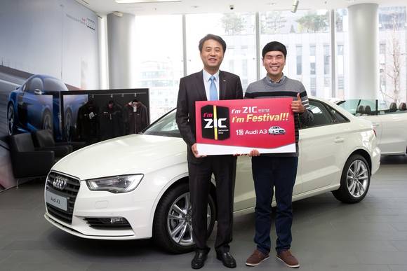 ▲ SK루브리컨츠 전신근 윤활유마케팅실장이 1등 당첨자로 선정된 고객에게 아우디 A3 차량을 전달하는 모습 ⓒSK루브리컨츠