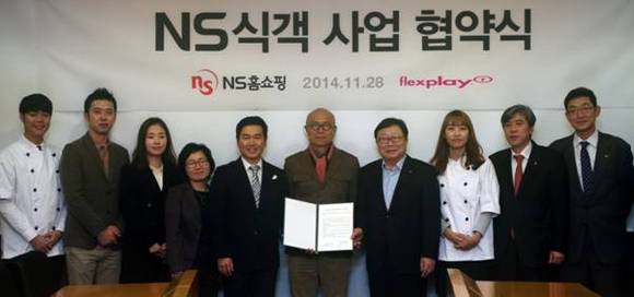 ▲ 판교에 위치한 NS홈쇼핑 사옥에서 28일 식객 브랜드 및 콘텐츠 라이센스 양해각서를 체결했다. 가운데 허영만 화백 중심으로 오른쪽 NS홈쇼핑 도상철 대표이사, 왼쪽 (주)플렉스플레이코리아 서대경 대표이사. ⓒNS홈쇼핑