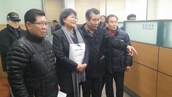 ▲ 최인신 국민행동본부 사무총장(사진 右)과 노미야 감사청구인 대표(사진 中), 조성보 신촌 안산자연환경보존협의회장(사진 左)이 연명부를 제출하기 하기 위해 감사원을 찾았다. ⓒ사진 뉴데일리 김정래 기자