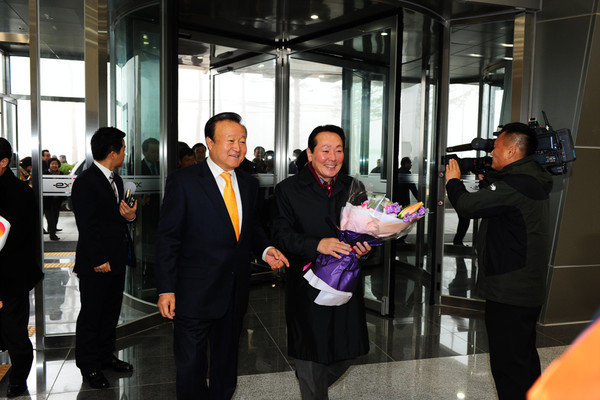 ▲ 김천시 박보생 시장이 김학송 한국도로공사장의 김천혁신도시 첫 출근을 환영하고 있다.ⓒ김천시 제공